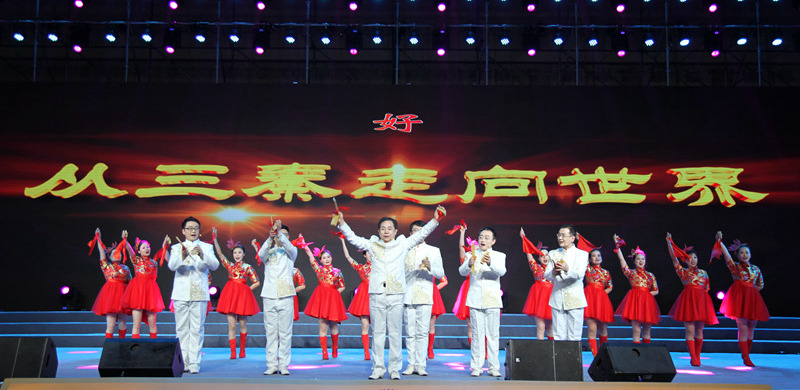 快板表演《追赶超越铸辉煌》
