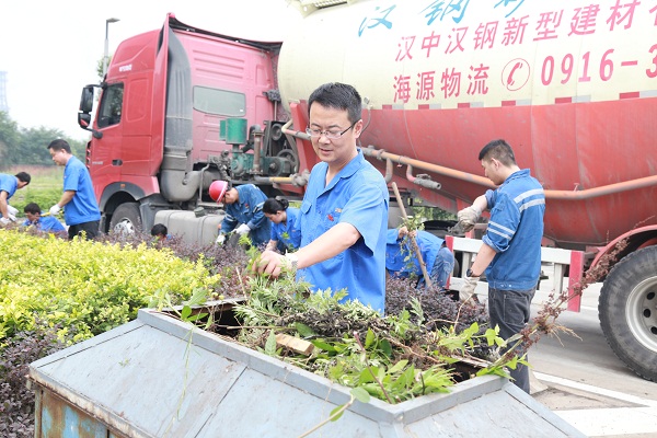 义务劳动接地气  领导干部鼓士气  加强党性增底气  —汉中公司全体党员义务劳动迎接党的生日