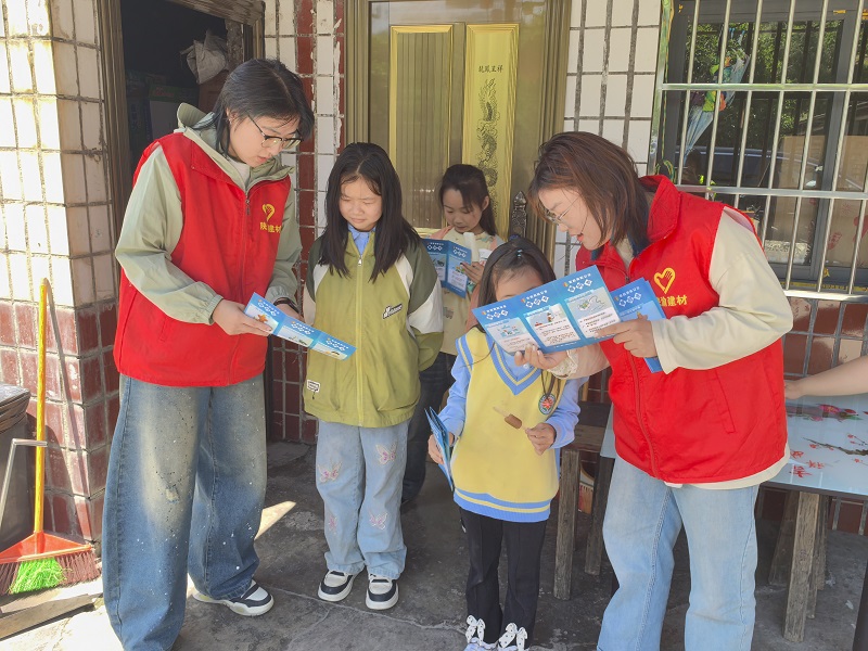 陕渝建材公司开展“党旗引航强安全防线 众志同心筑平安工地”主题党日活动暨“5·12”全国防灾减灾日宣传活动