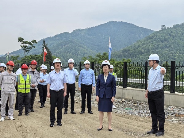 重庆市万盛经开区党工委副书记、管委会主任陈英一行到陕渝建材公司调研指导