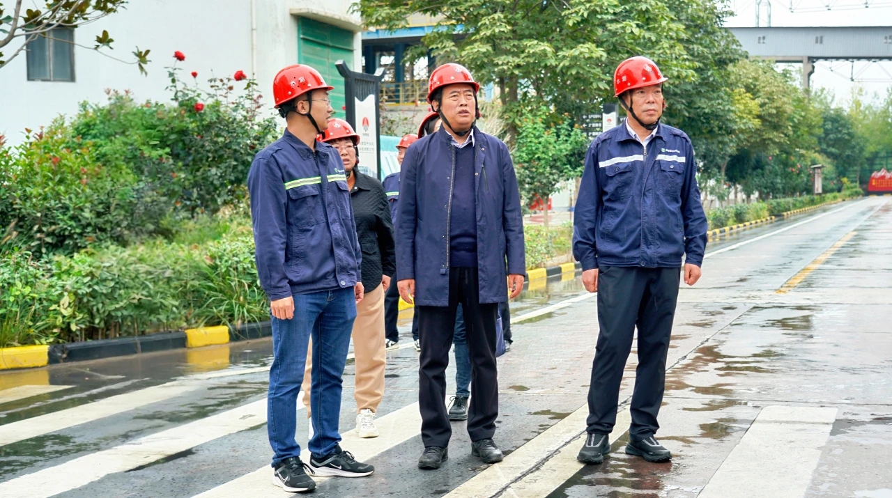 送慰问 听建议 抓创新 促新品——周红到富平公司调研并看望慰问在岗干部职工