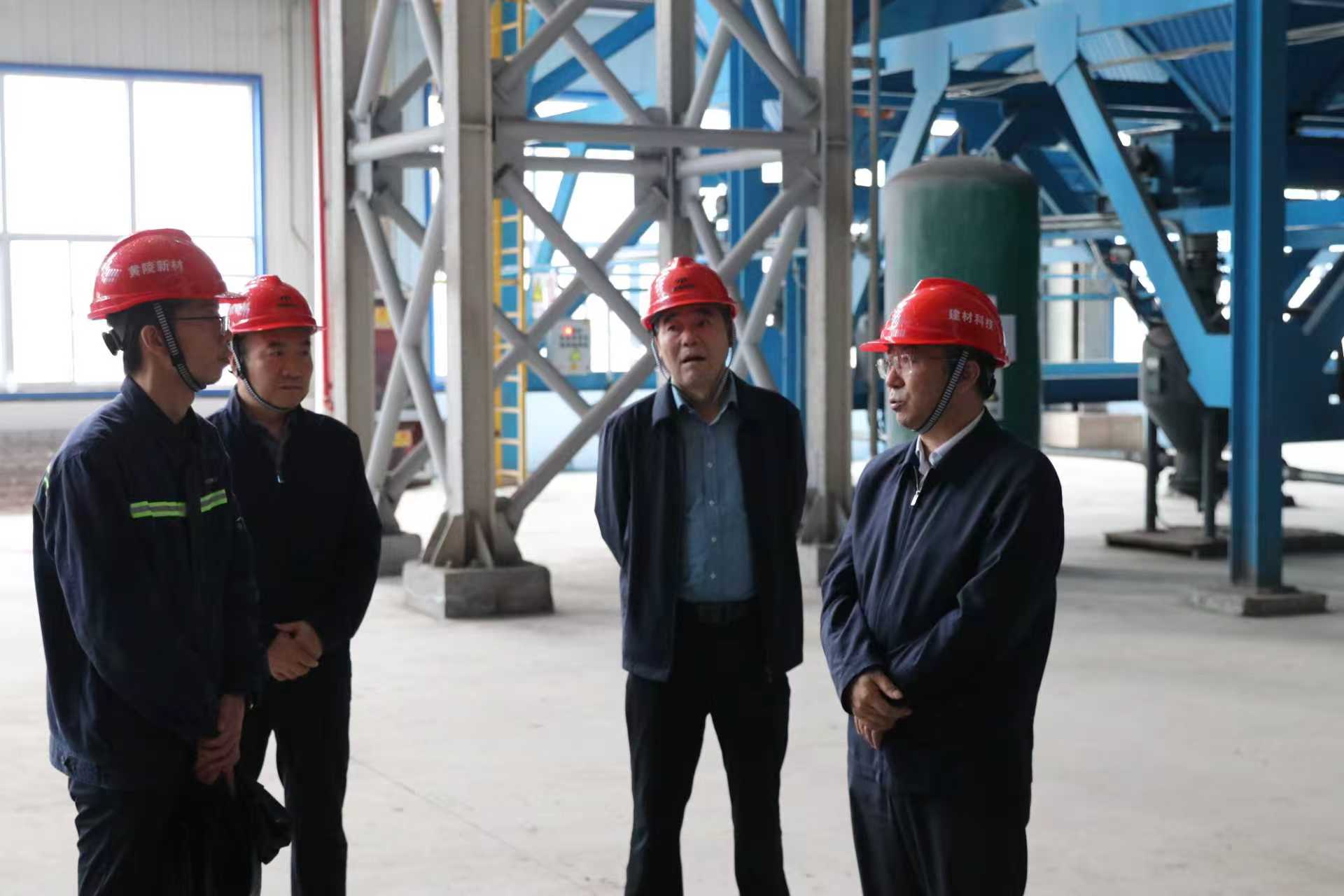 杜平到黄陵新材公司督导检查项目调试安全工作